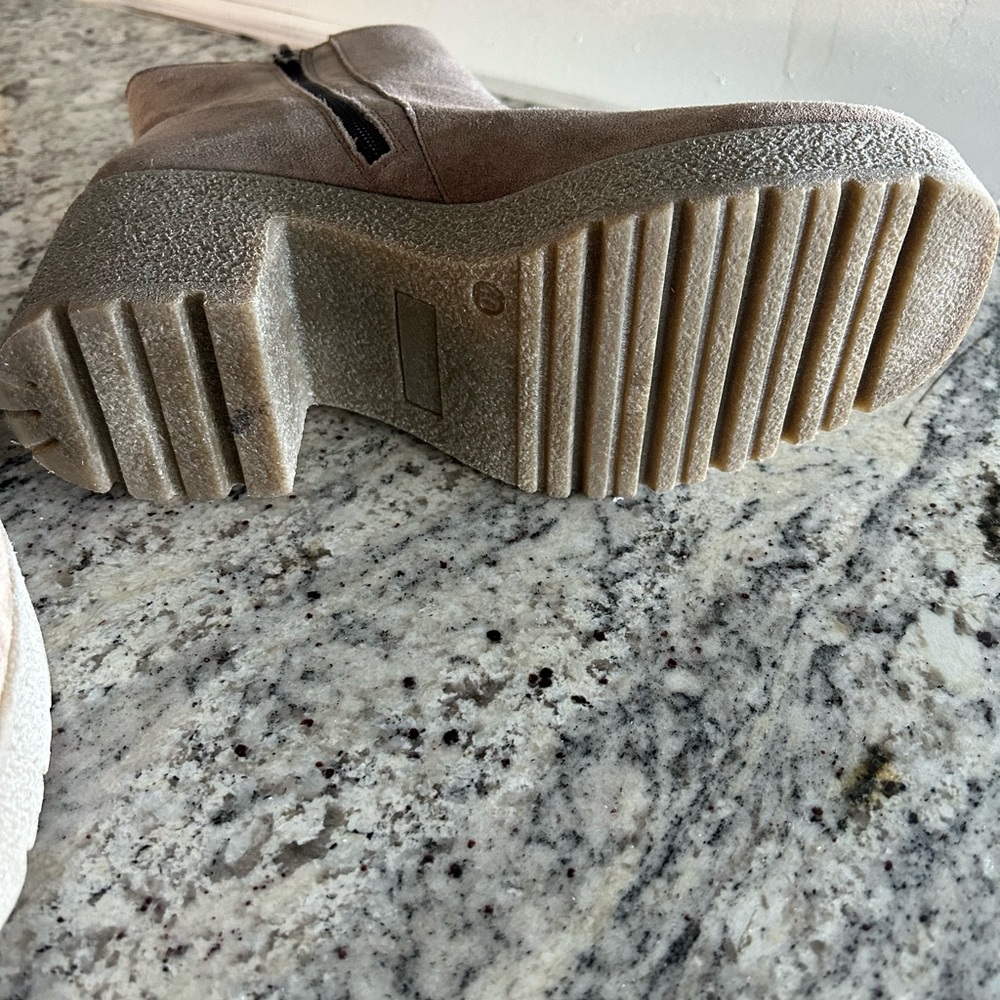 Cordani “Finley” Platform Suede Boots. Size 40/9